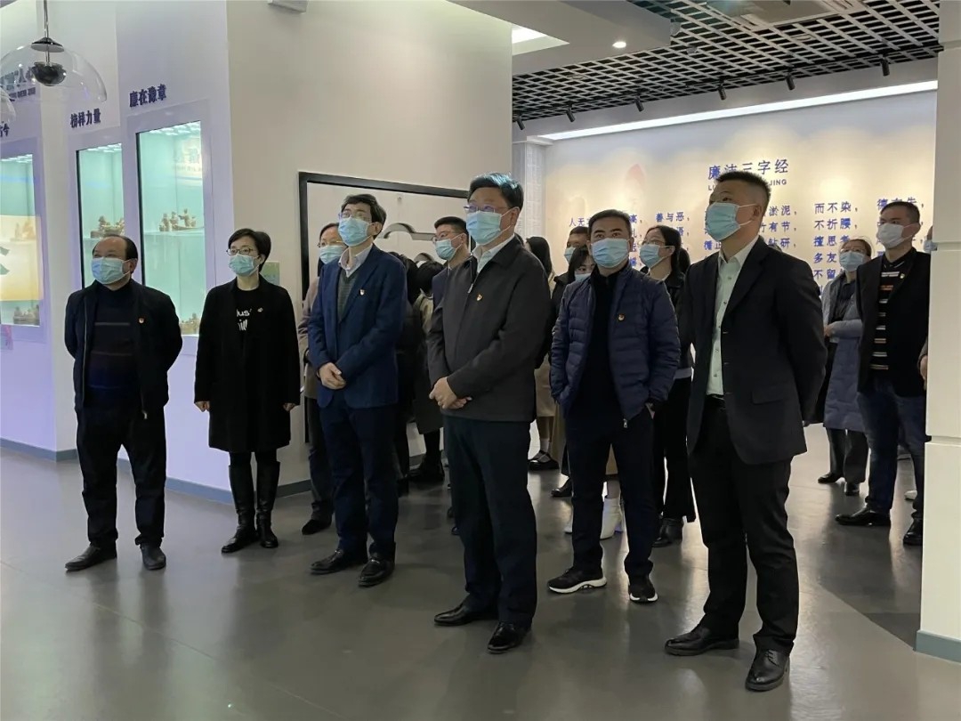 ��չ���Ļ��˶� ���ξܸ�����ͷ�Է���